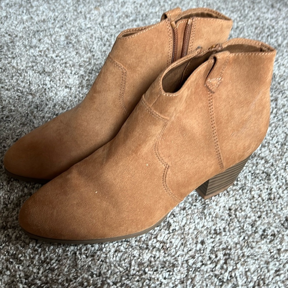 Old Navy Western style heeled ankle boots- size 7